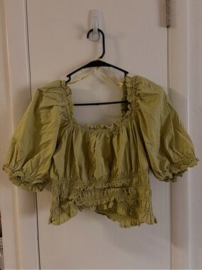 Levi’s Smocked Puff Sleeve Crop Top - Light Olive Green